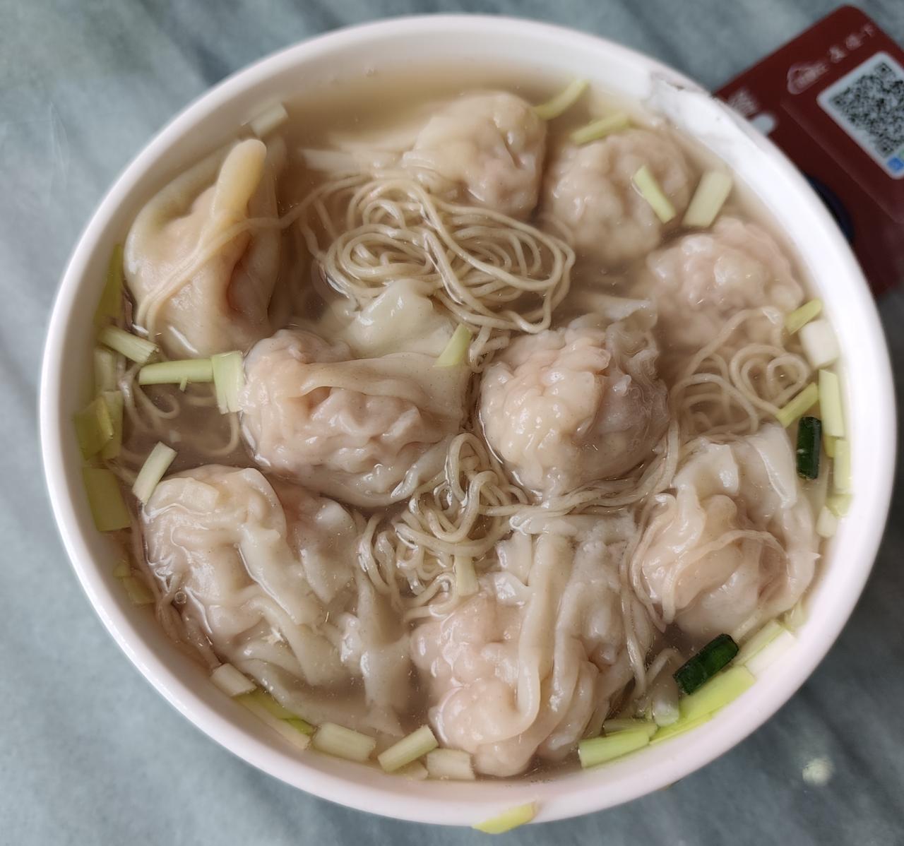 很多关注我的粉丝群体的收入都是比较低的，所以我得闲饮茶的时候，尽量就是推荐本地低