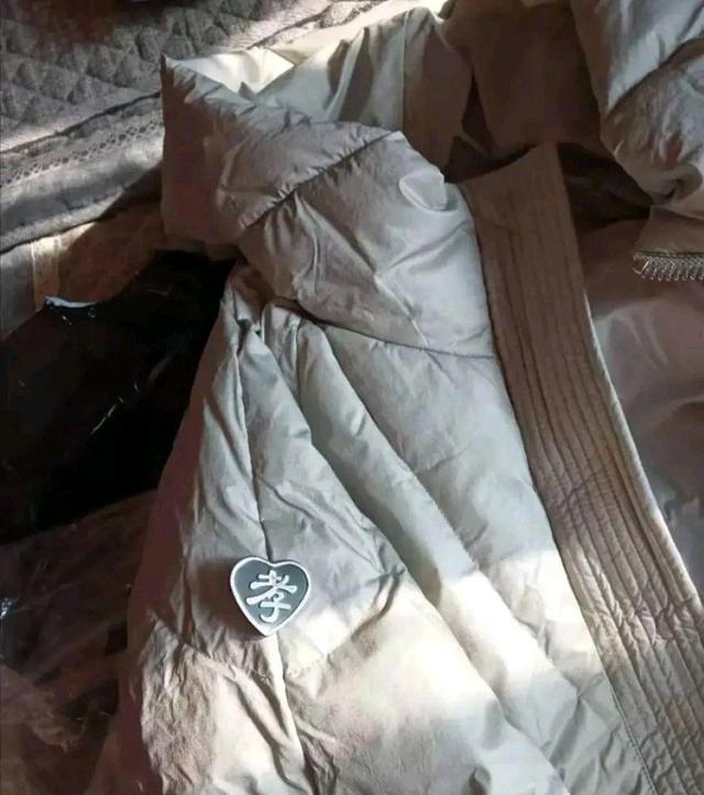 女子网购羽绒服有孝字臂章恶心坏了，大过年遭暴击！网购羽绒服竟带“孝”字臂章，商家