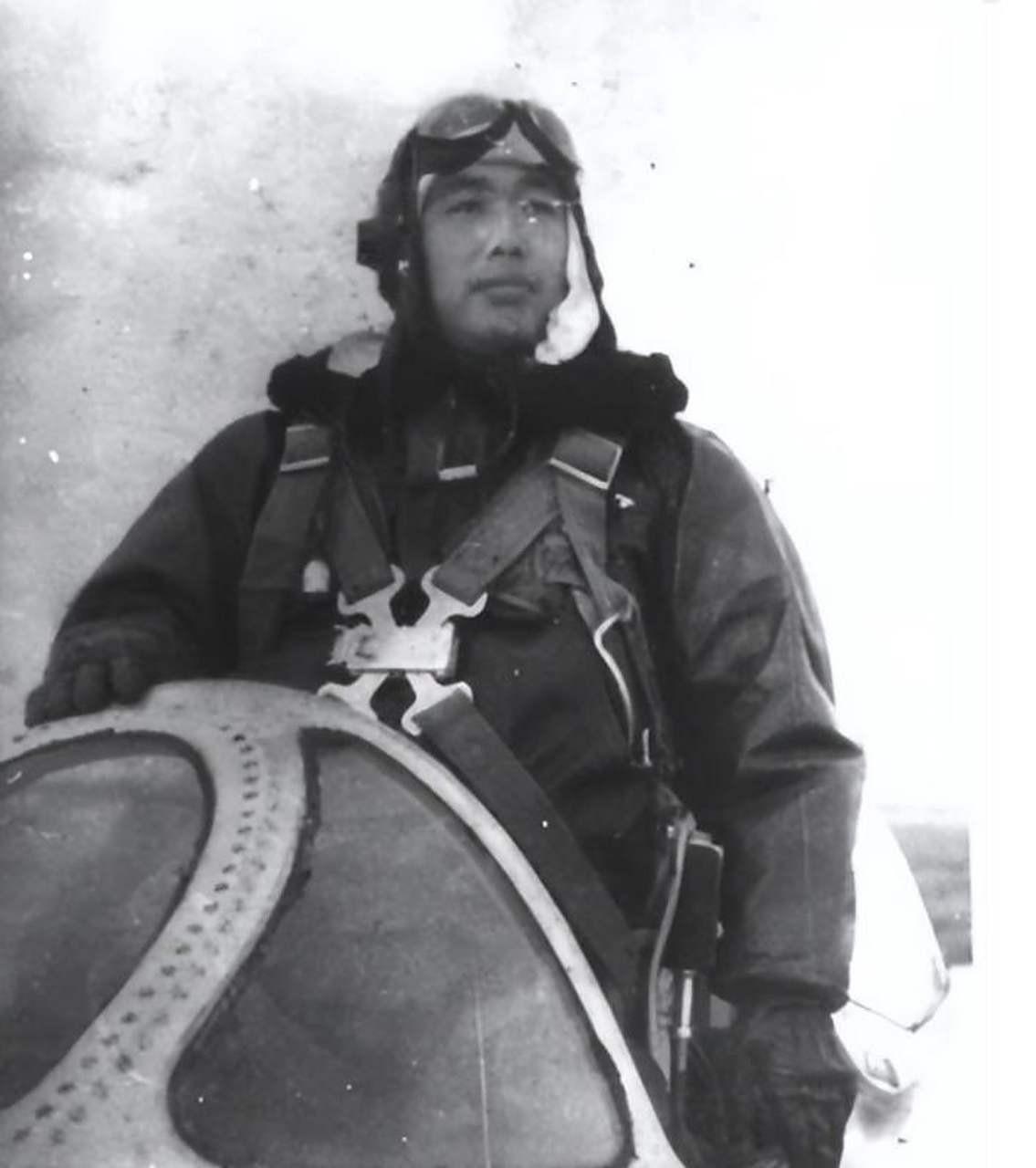 [太阳]1951年，志愿军飞行员华龙毅在执行空中预备队任务时，忽然听到战友的呼救