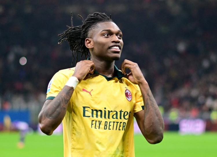 4月29日讯 据《米兰体育报》报道，曼联对莱奥感兴趣，愿意用齐尔克泽、乌加特或拉