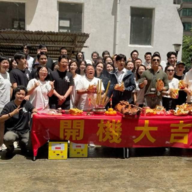 成毅香港拍戏被围堵，意外抢镜的竟是TVB绿叶杨证桦！