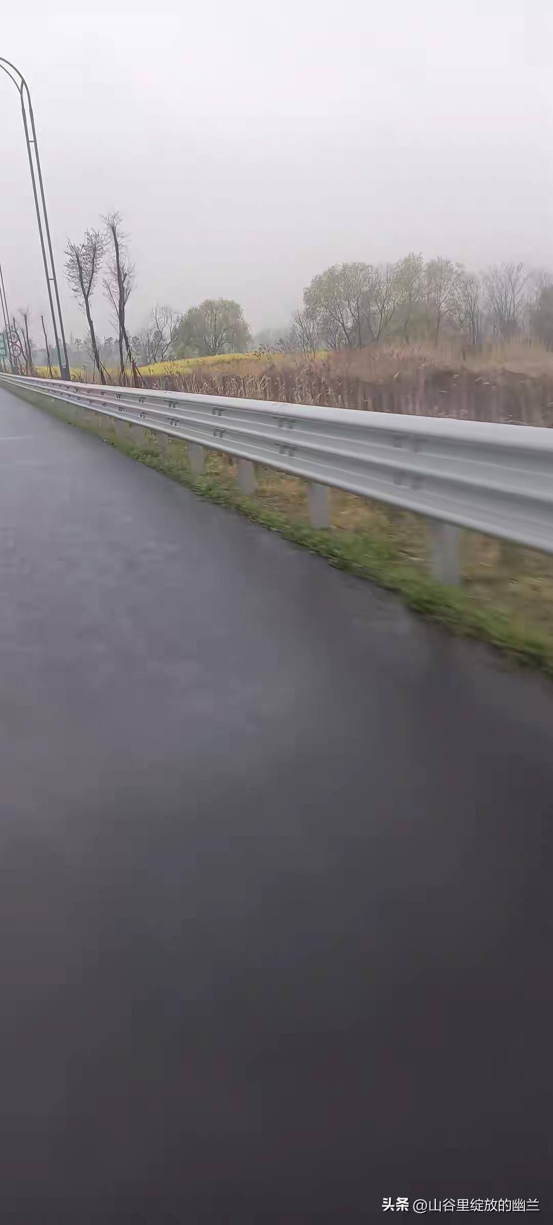 有的。那些深夜浮现的片段，往往不是惊天动地的抉择，而是某个被时间打磨得发光的平凡