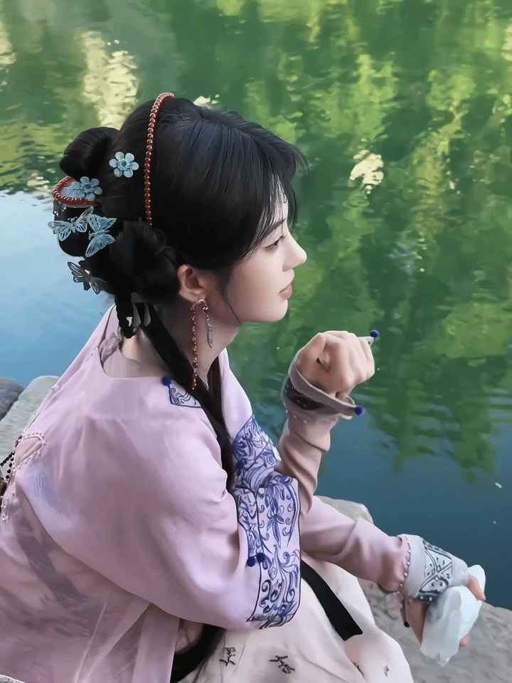 我的点赞特效变成阿黛了，不信你试试？ 