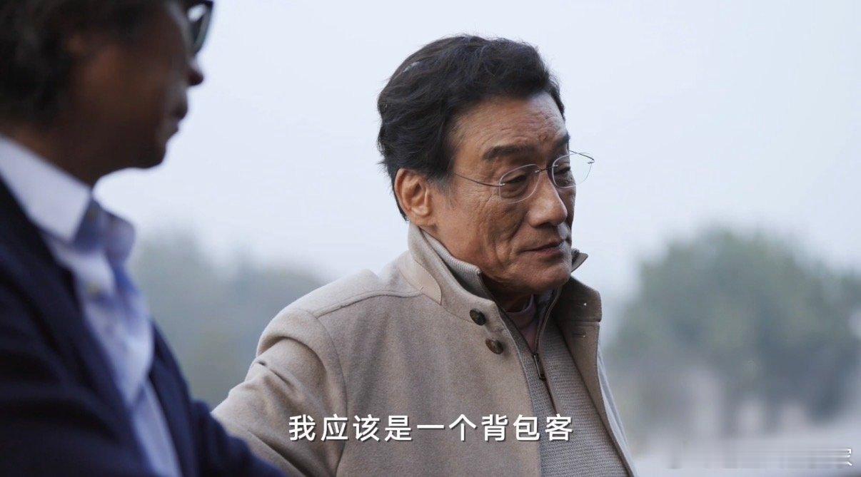 梁家辉曾经靠摆地摊生活 梁家辉人生比他演的戏还曲折。1983年开启影视生涯，一开