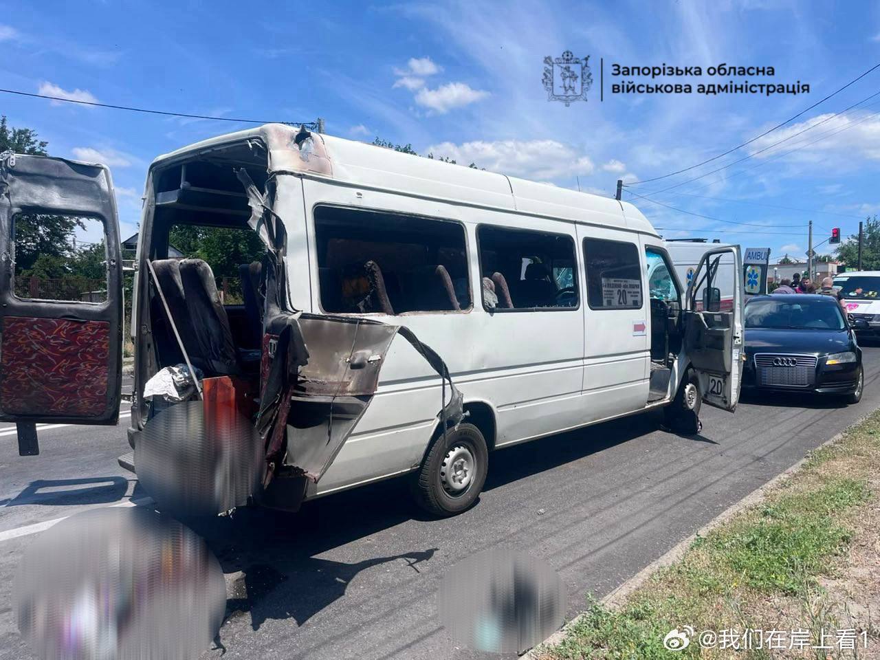 俄罗斯轰炸了扎波罗热路上的一辆小巴，致3人死亡7人受伤。 