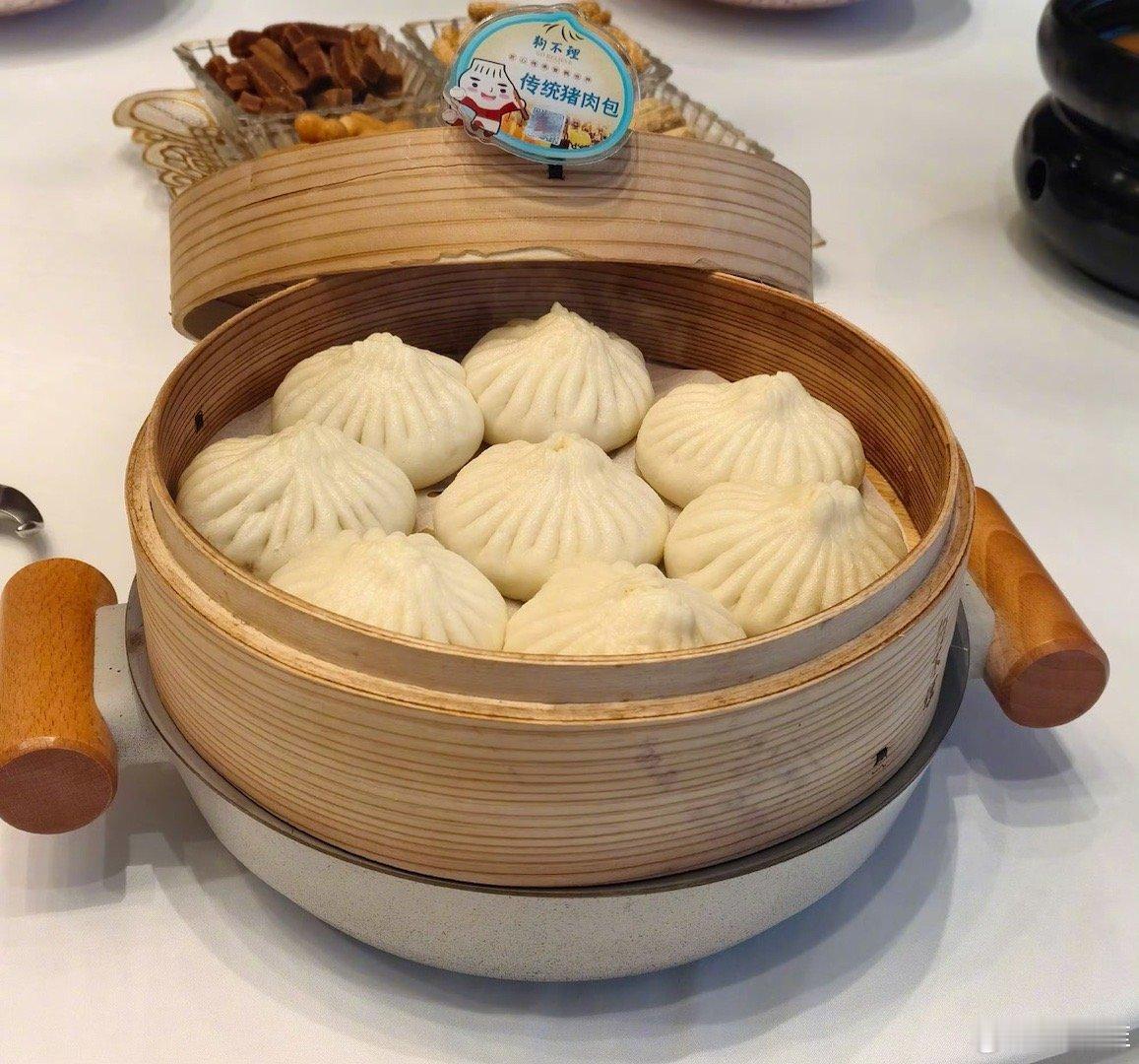 #刘亦菲天津一日游#茜茜公主吃到了天津的狗不理包子[你好]​​​