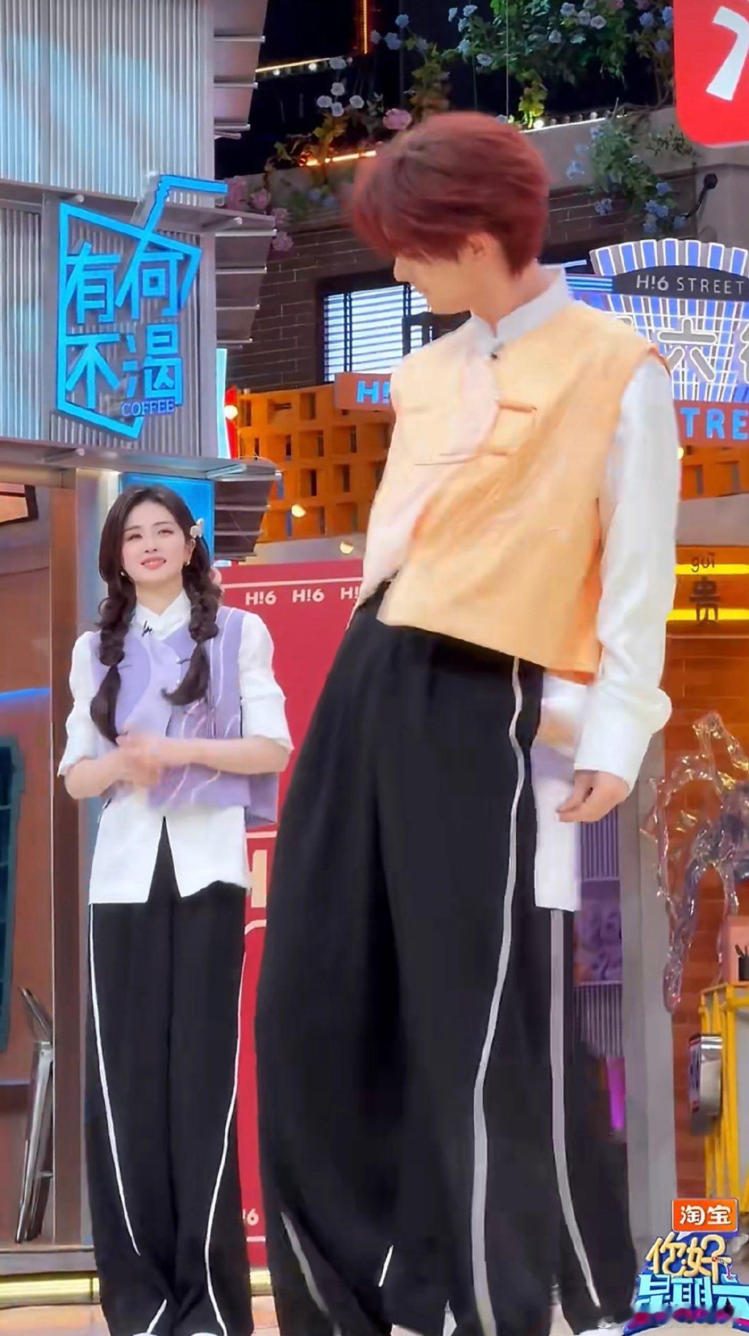 丁程鑫cha了Low 被丁程鑫的《Low》舞台圈粉！黄色运动服超吸睛，舞步元气卡