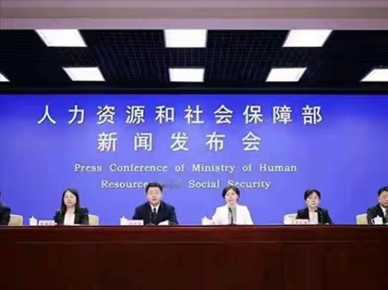 9月20日，2026退休养老金到底涨不涨？真相终于说透！好多退休老人天天刷社保卡
