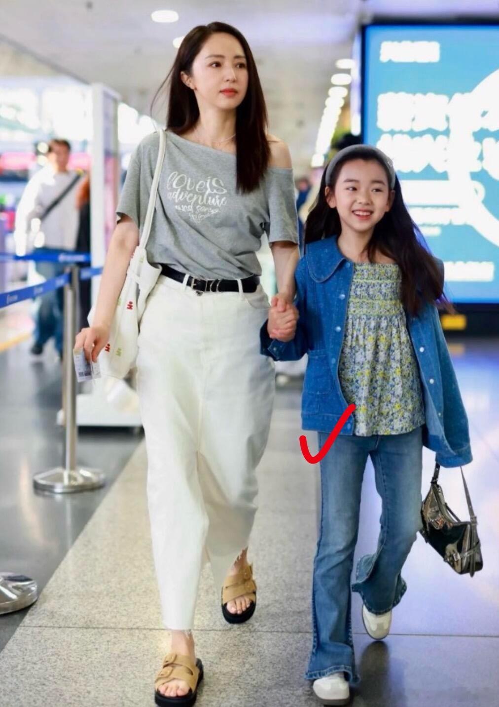 目前为止，董璇女儿小酒窝应该是颜值最高的星二代了吧！ ​​​