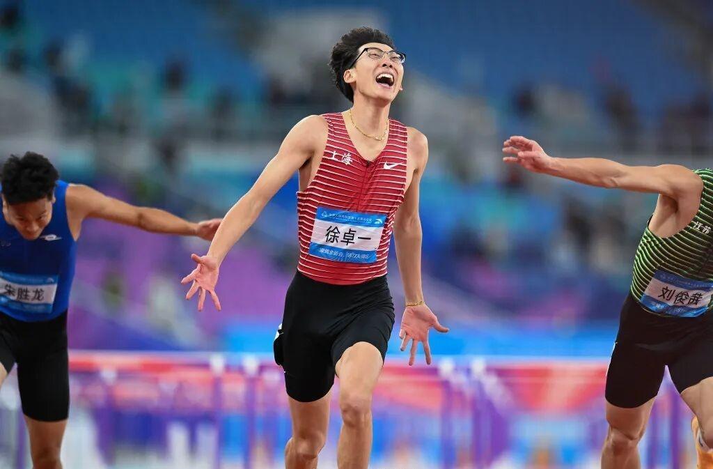 粤港澳全运会男子110米栏决赛，徐卓一13秒12创个人最佳夺金！从1993年起，