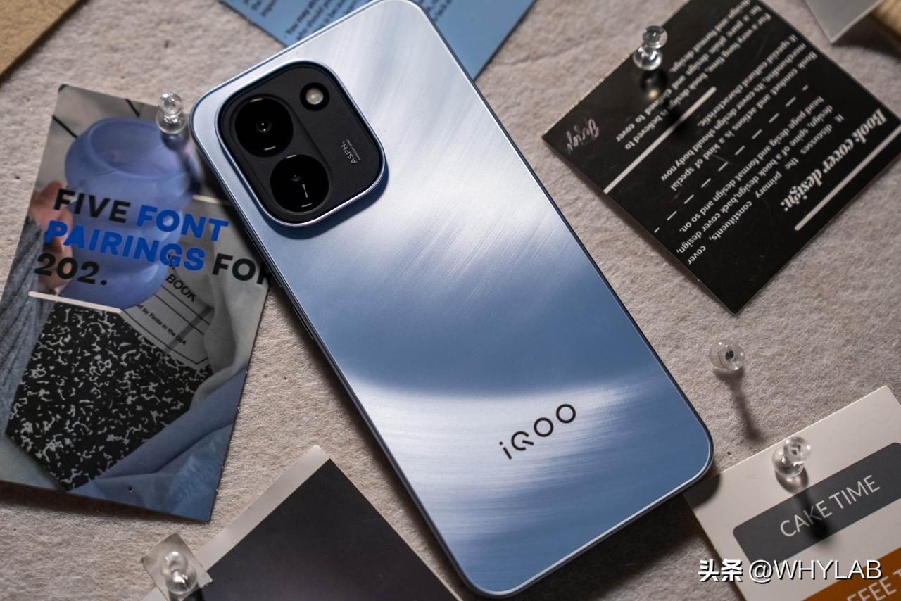 iQOO Z11 沧浪浮光，旗舰感大 R 角+阶梯式缓坡 deco 设计，厚 8