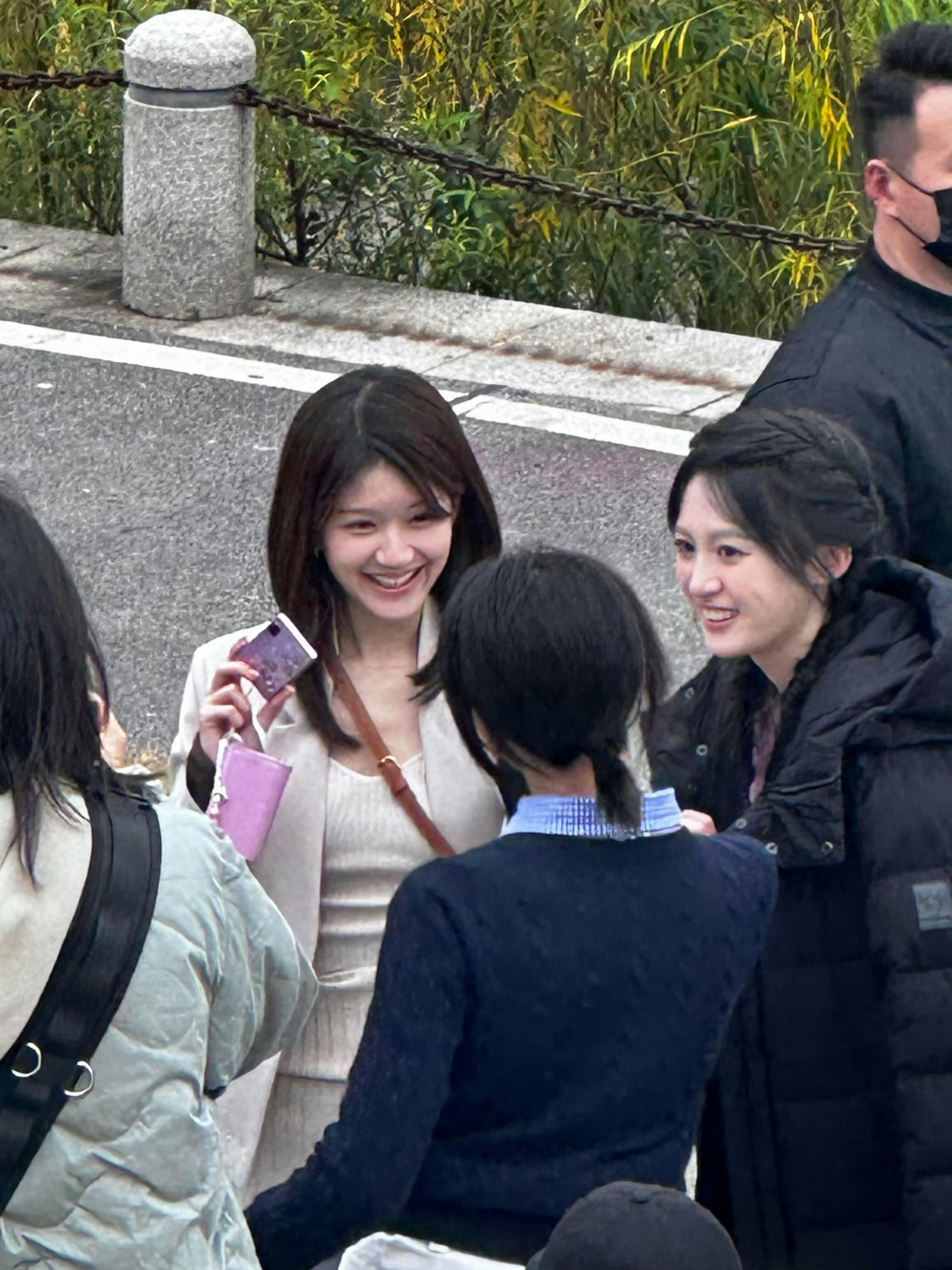 怎么感觉赵露思又被旁边的美女比下去了？ 