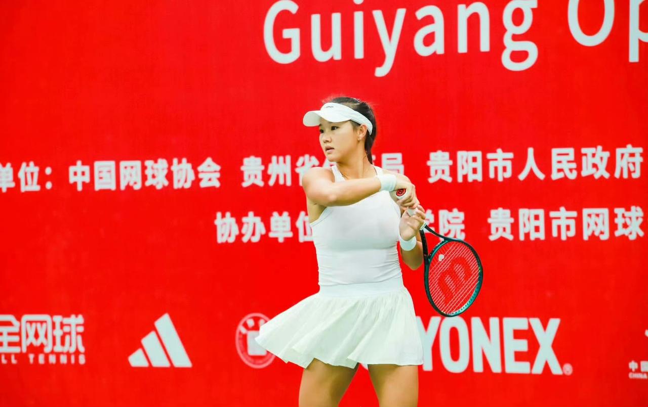 贵阳W50女单1/4决赛，中国选手郭涵煜以4-6/6-0/6-2逆转战胜同胞田方