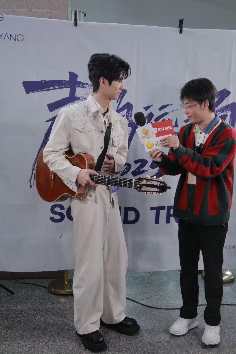 北上ost作者好像张凌赫贺俊雄也太像张凌赫了吧！远处看那范儿，还以为张凌赫来参赛