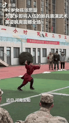 人民日报点赞！河南安阳12岁女孩张思璇，在新兵欢送会上一套武术惊艳全场，这才是中