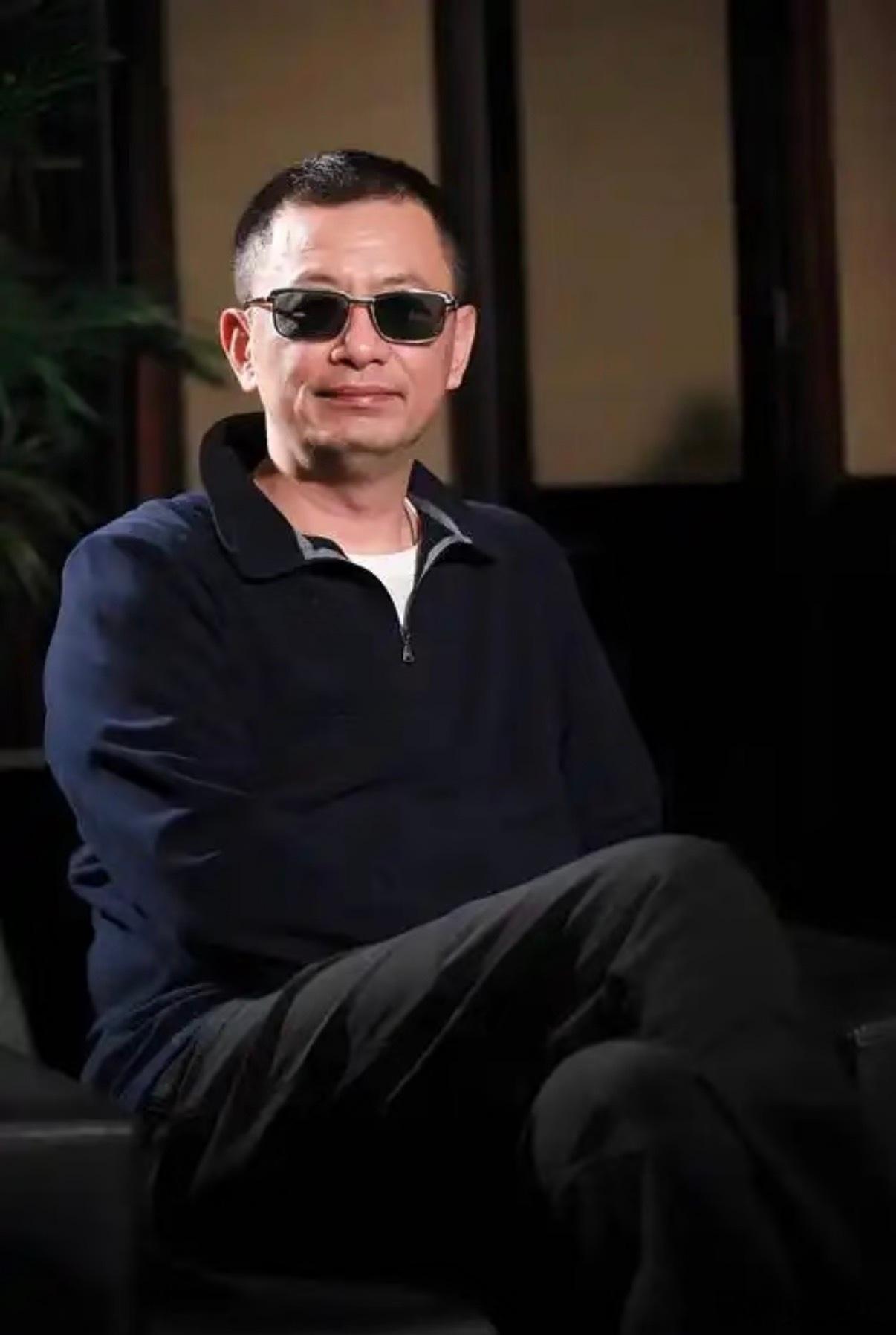 王家卫录音事件，再次让人感受到巨大的割裂感。一个业内顶级导演，标榜“爱才”“尊重