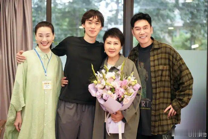 #林依轮儿子出道演话剧了# 歌手林依轮在社交平台发文支持儿子林子濠icon话剧《