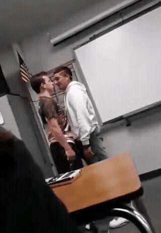 老外过招，简单粗暴，谁体格好，谁有本事，谁就占了上风，两个人发生这样的矛盾，周围