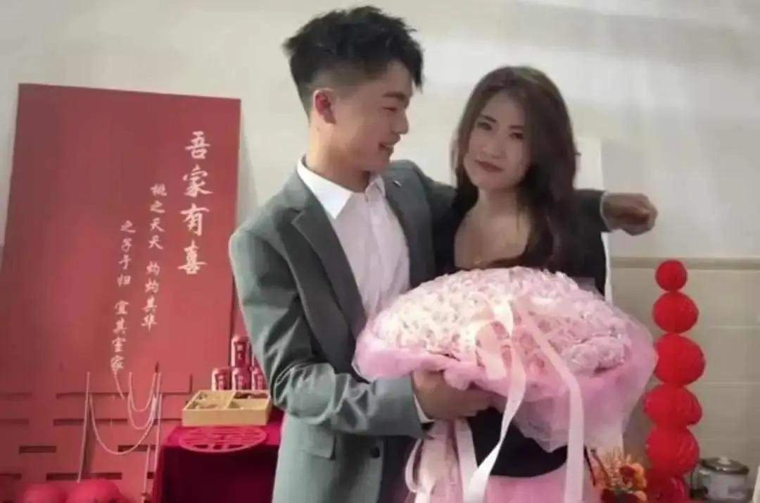 桃花眼女孩订婚爆火，婚后两年仍被网暴！一句长相定罪，戳穿网络最大偏见
 
互联网