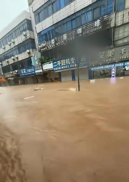 防城江洪水凶猛来袭，爱车被泡满心疼，灾难面前别只盯着财产
亲历防城江这场数十年难