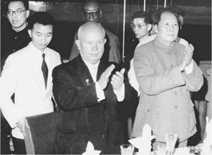 1959年，赫鲁晓夫傲慢地看着毛泽东主席说：“核潜艇你们搞不了”，毛主席则不卑不