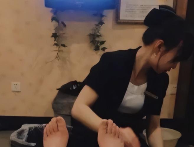 湖北，一男子到会所按摩，女技师做按摩时，男子趁机摸女技师大腿，技师没好意思拒绝，
