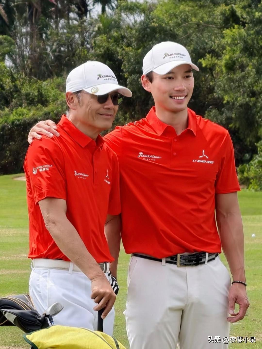 68岁苗侨伟和儿子在海南打高尔夫球，父子俩一起公开亮相，简直太养眼了！儿子遗传了