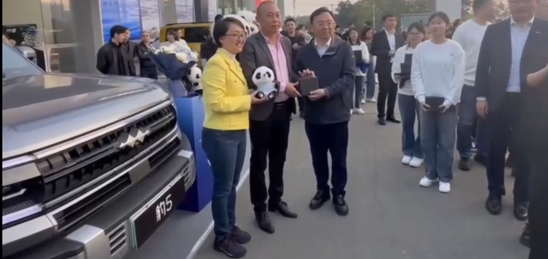 #豹5交车现场王传福都得靠边站# 方程豹交车现场，王总亲自莅临，有个细节就是在留