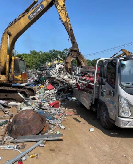 太难了！陕西西安，夫妻二人花568万买了8辆客车，准备在旅游市场上大赚一笔，其中