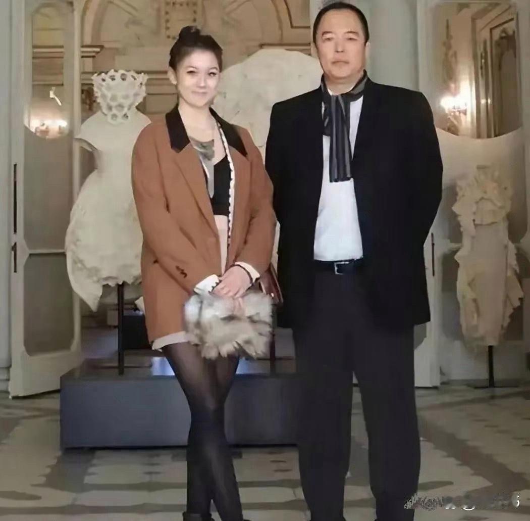 张铁林的33岁女儿张月亮，中英美波四国混血，颜值超高 