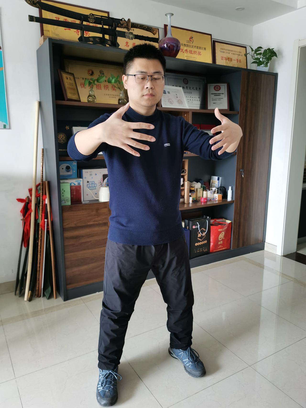 德州的弟子利用周末休假时间来工作室练功。向弟子讲解了传统武术与技击武术、散打的区