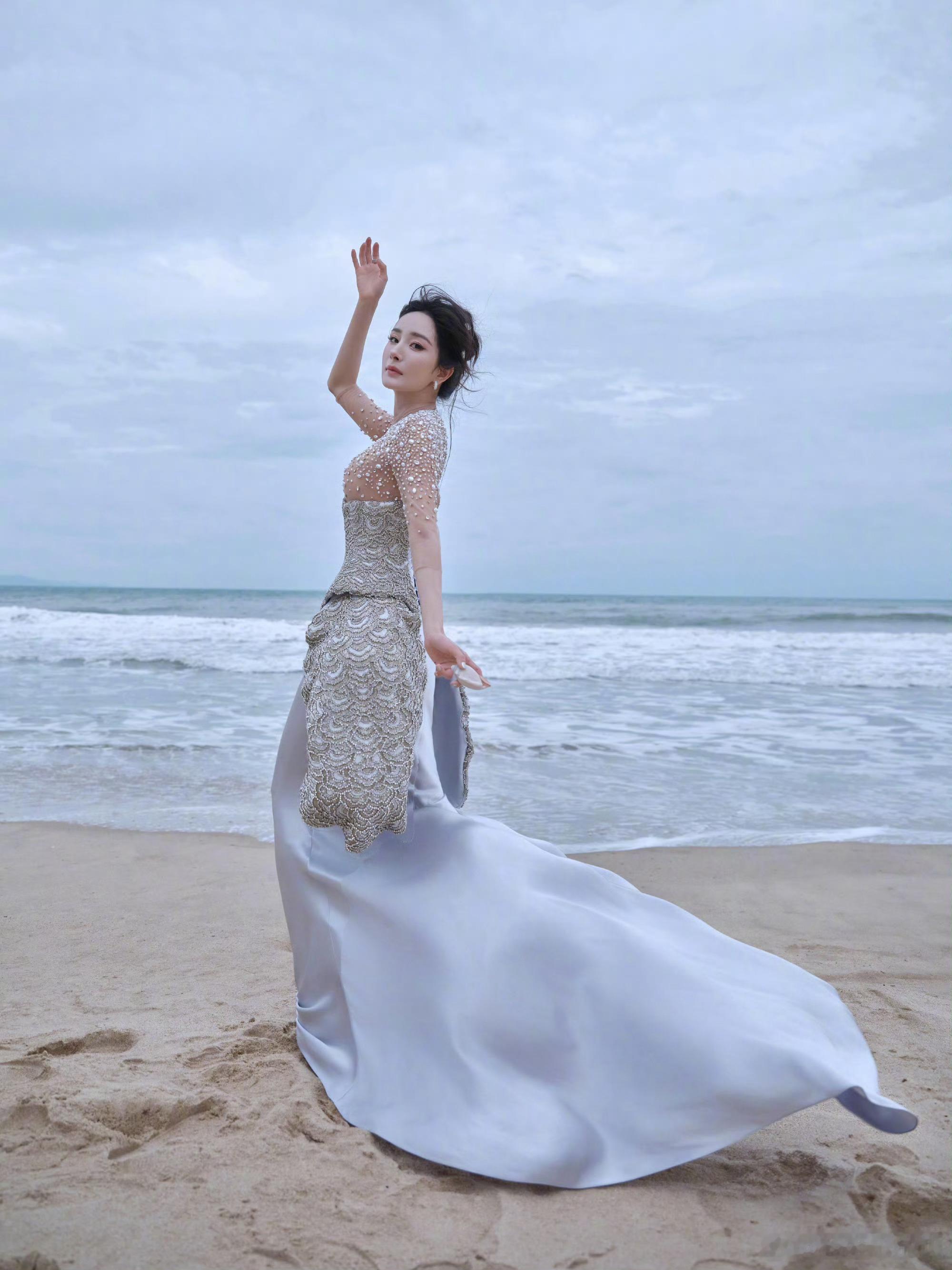 离致敬中老年打卡照pose就差一条丝巾，出图意义在？海把珍藏都绣在了杨幂的裙上.