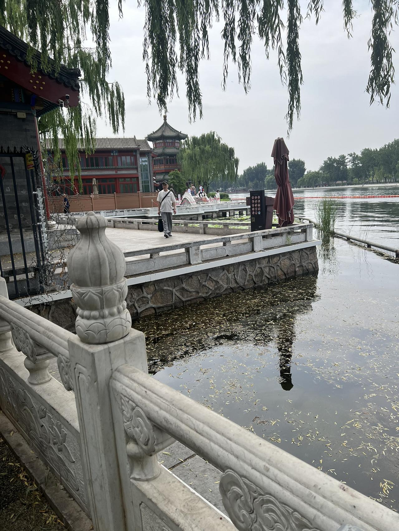 今日状态超轻松愉快！我这儿是阴天，预报有小雨。早上我去了什刹海后海，那叫一个宁静