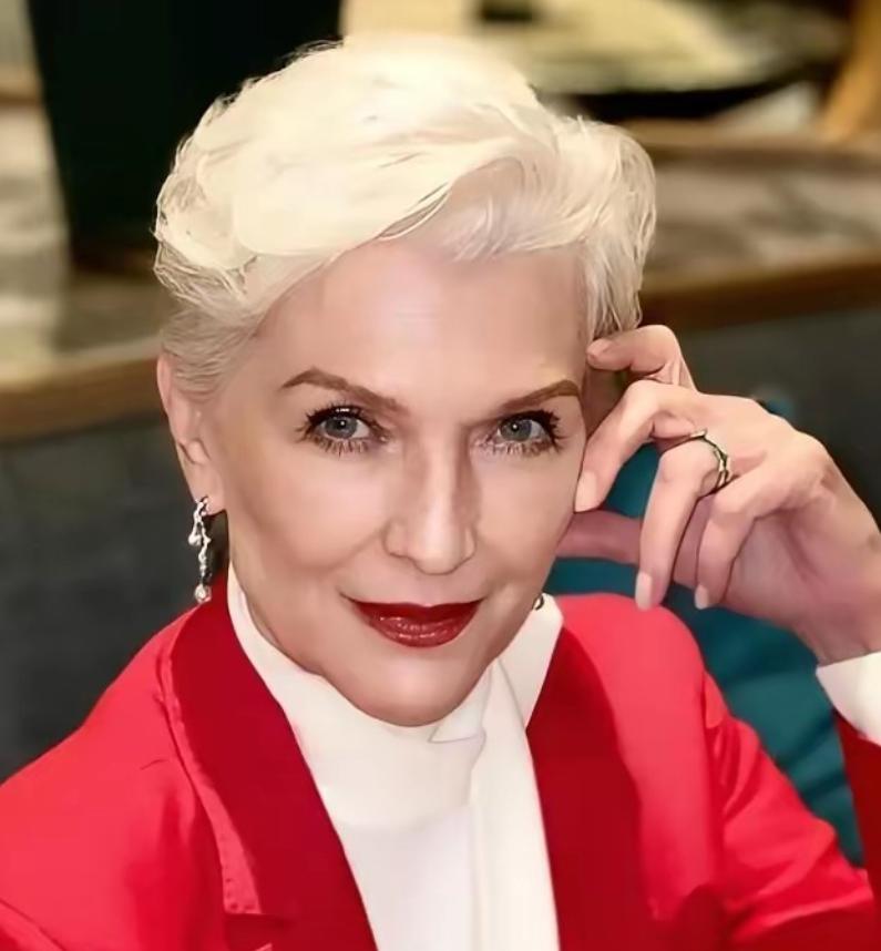 突发转向言论，是褒奖还是另有目的呢？
马斯克母亲公开夸中国基建先进，公路、隧道、