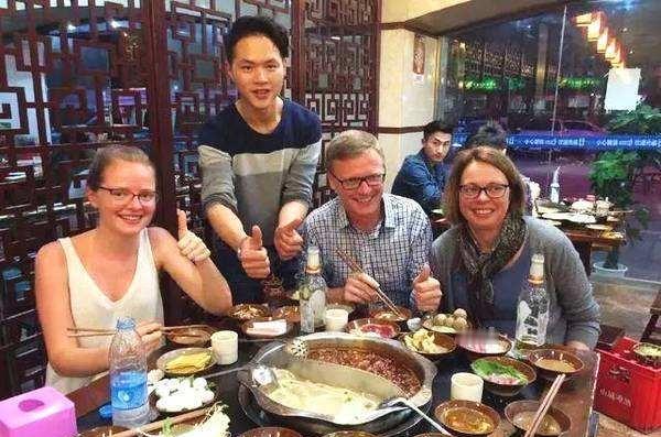 当外国人迷上中国饭 谁能拒绝博大精深的中华美食！无数外国人尝过中餐之后彻底沦陷。
