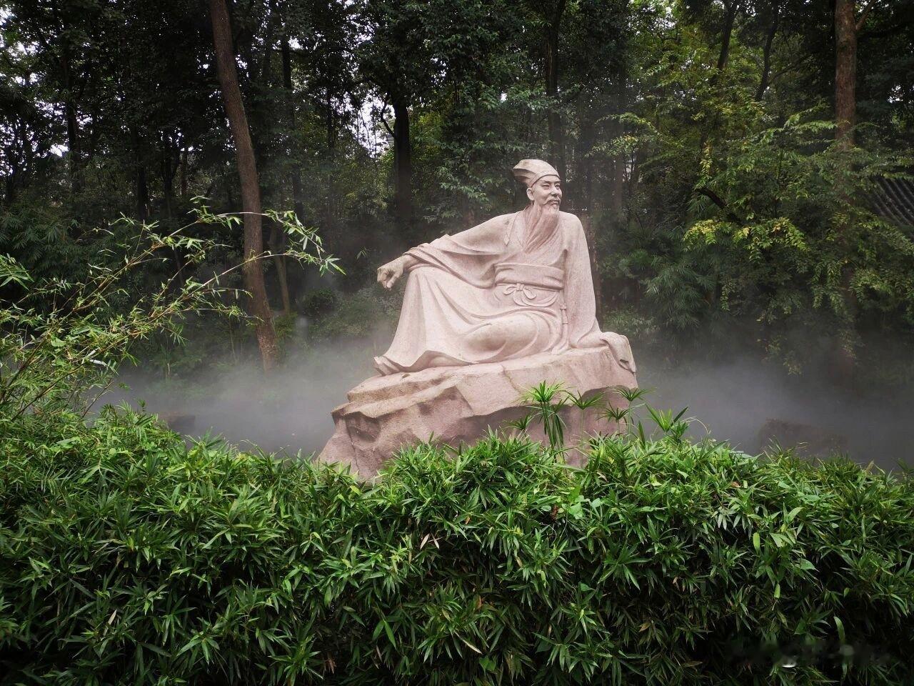 国庆来到眉山，很多人走进三苏祠，提笔写下心底话。
 
祠里这只特别的「苏东坡信箱