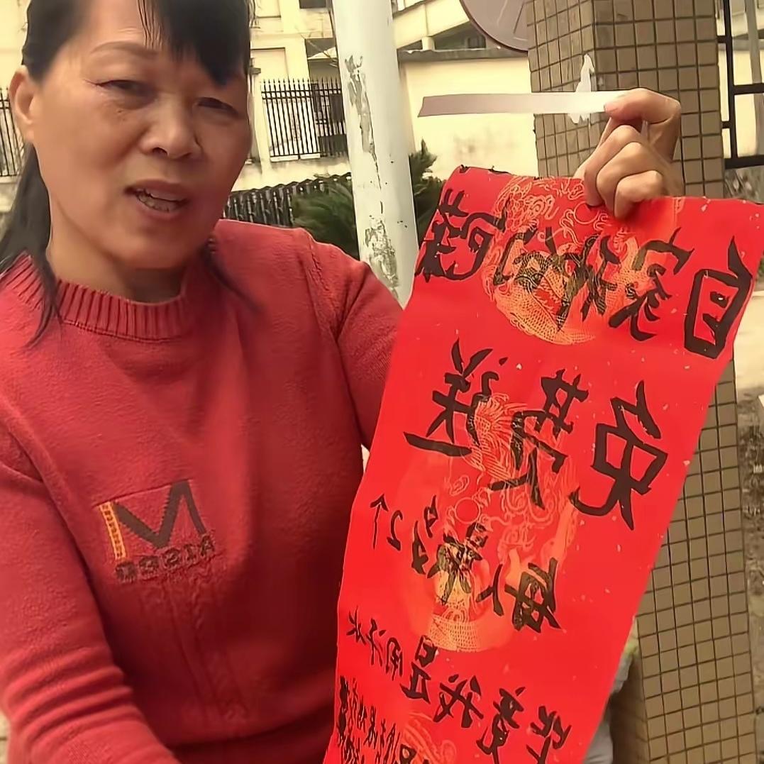 大马路边堆满了新鲜包菜，既没人看守也不标价，这位大姐到底想干啥？路人本以为她是占