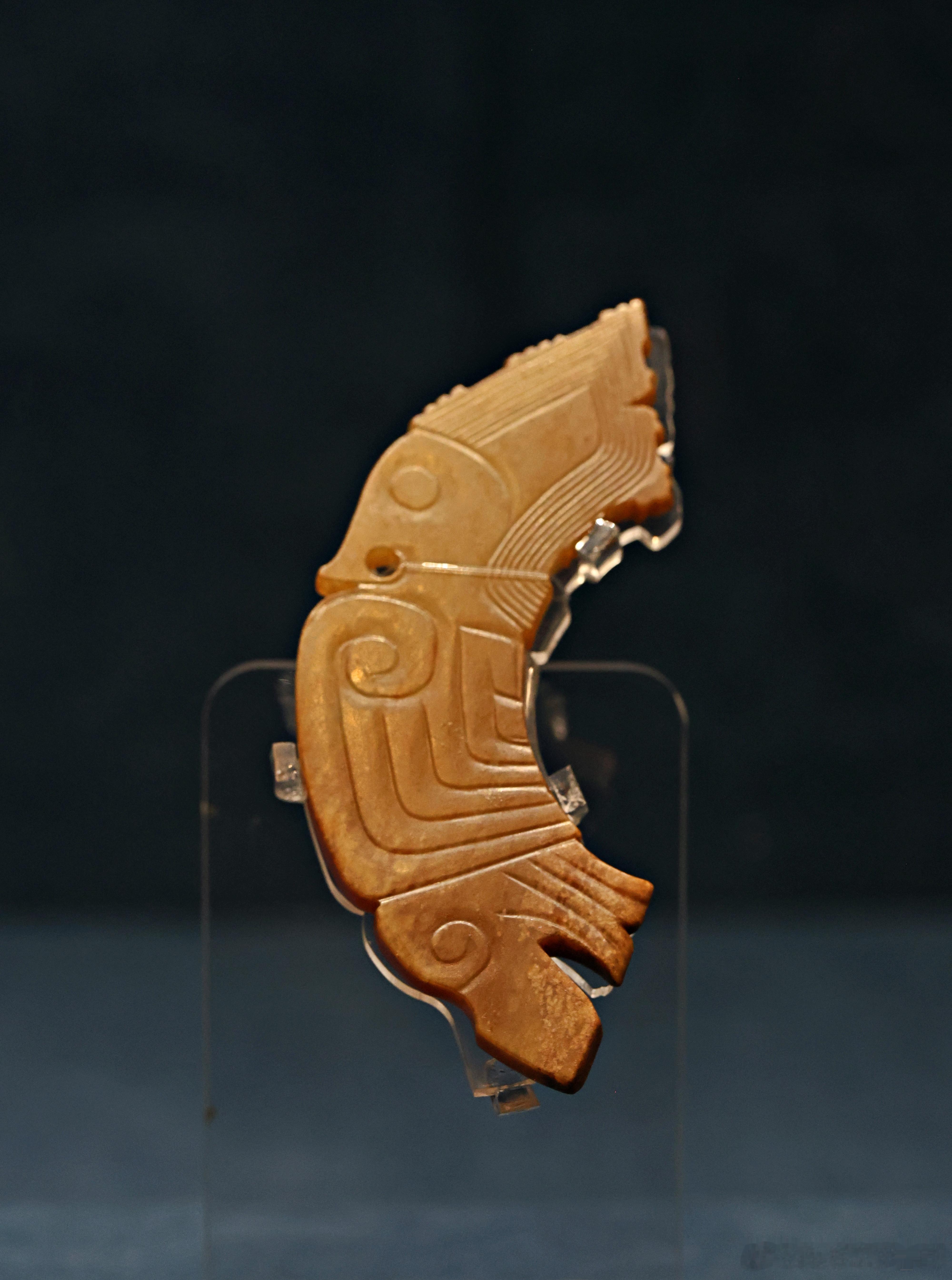 黄玉凤形珮商 （公元前1600-前1046年）天津博物馆藏 这件凤形玉珮，玉质黄