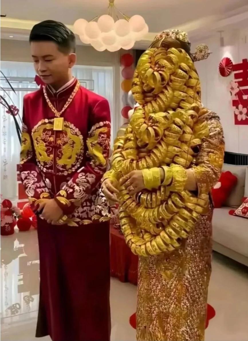 新娘好幸福，
新郎好辛苦。
洞房变库房，
金饰藏何处？