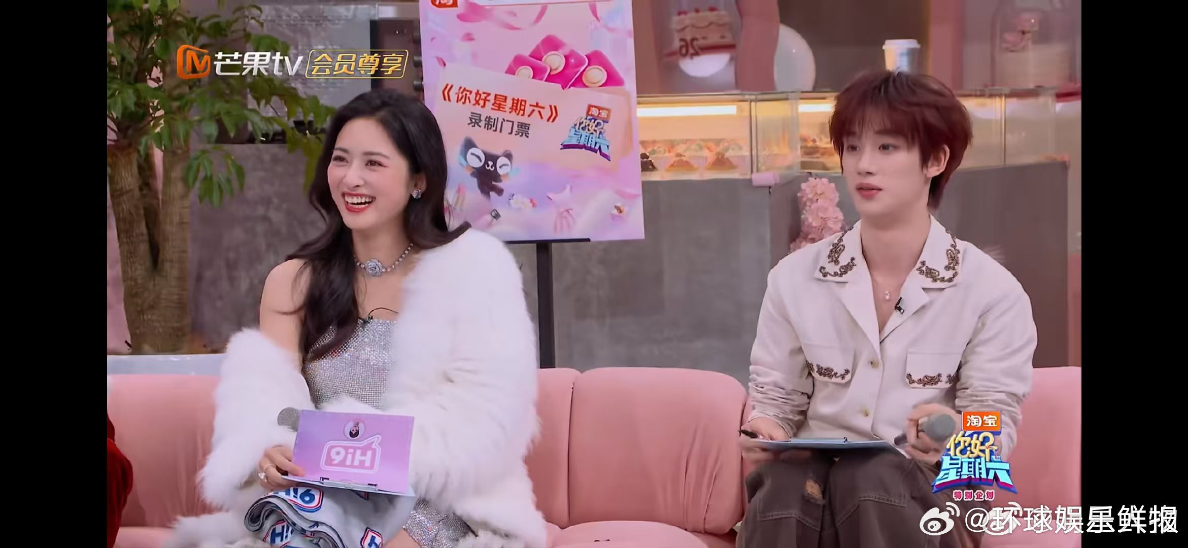 李一桐太调皮了你好星期六 猜题再认真也拦不住李一桐调皮！偷偷贴话筒露脸，可爱又搞