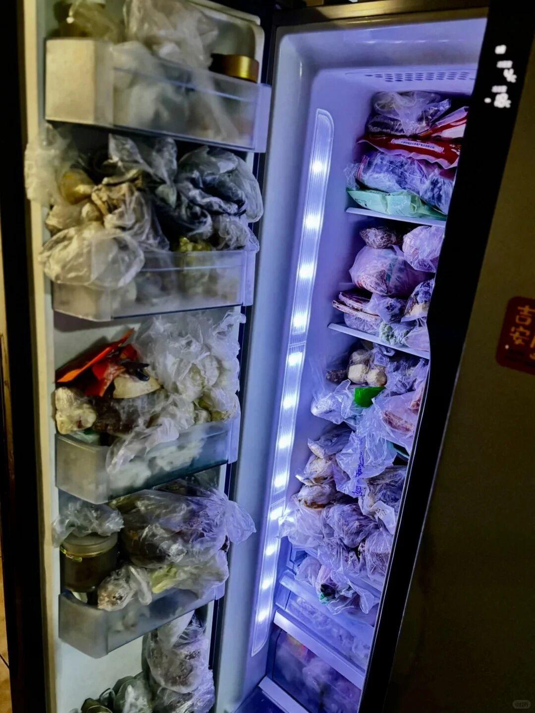 和爸妈斗争了20年，无奈被迫妥协
这是我爸妈家的冰箱，一层一层都是塑料袋，塞得满