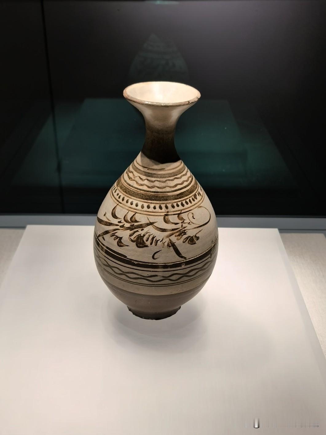 元代磁州窑白底黑花玉壶春瓶赏析
磁州窑是北方著名的民间系列窑口，白地黑花是它的瓷