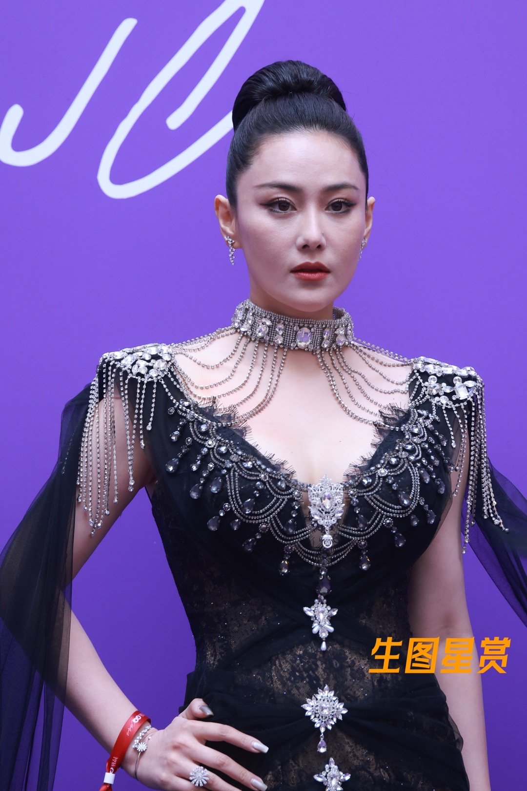 张馨予#智族GQ创意大赏#红毯造型，复古红唇配黑色礼服，女王气场全开🖤🖤 ​