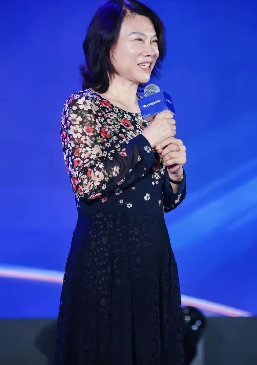 别再神话“AI替代人”了。
董明珠最近一句话
说得很直接，也很好！“机器人可以进