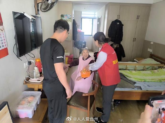 台州养老院枇杷飘香这波慰问甜到心窝 近日，台州路桥。路北街道马铺社区携手泰隆银行