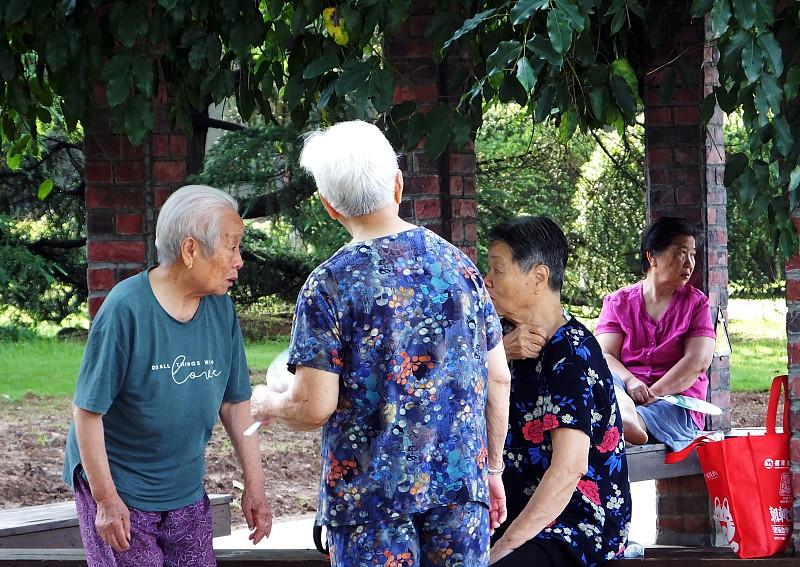 二婚找老伴，几点实在标准
 
一、没有退休金不找。晚年过日子，经济要有基本保障，