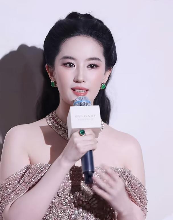 刘亦菲亮相宝格丽高珠展
RedFaceOfFashion100 时尚 明星现场 
