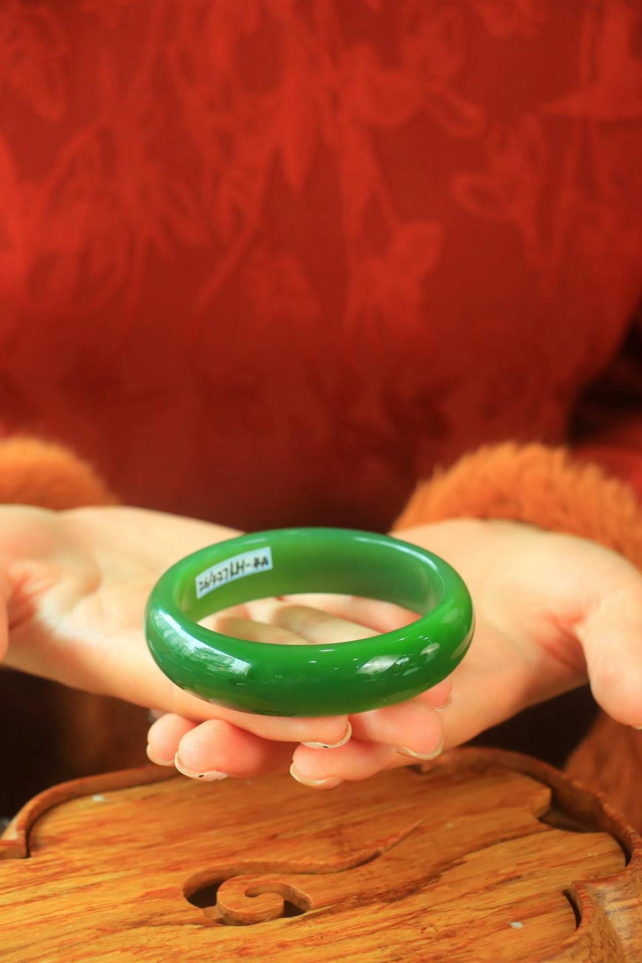 ·〈芳年华月 玉镯〉

精品玉镯❤️
和田玉碧玉镯，佩戴高贵优雅～色泽怡人，干净