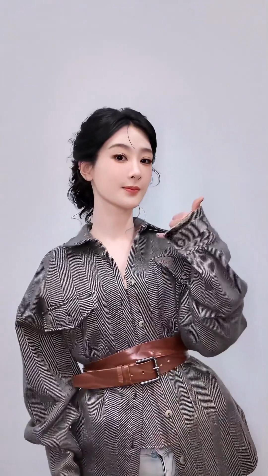 杨紫打电话变装