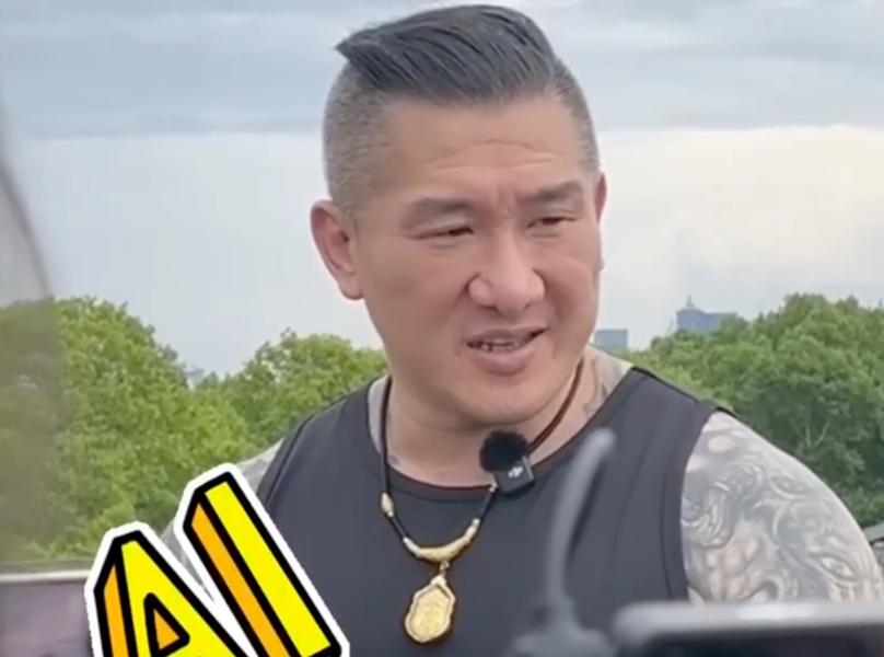 馆长看呆了！


台湾网红馆长一早就开了直播，
背景是九三阅兵的画面。
他以前是